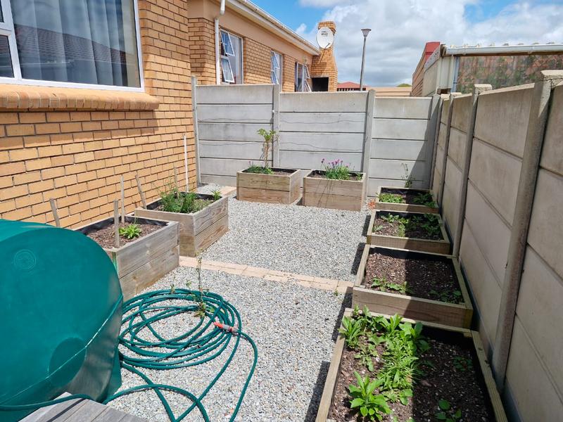 To Let 2 Bedroom Property for Rent in Heiderand Western Cape